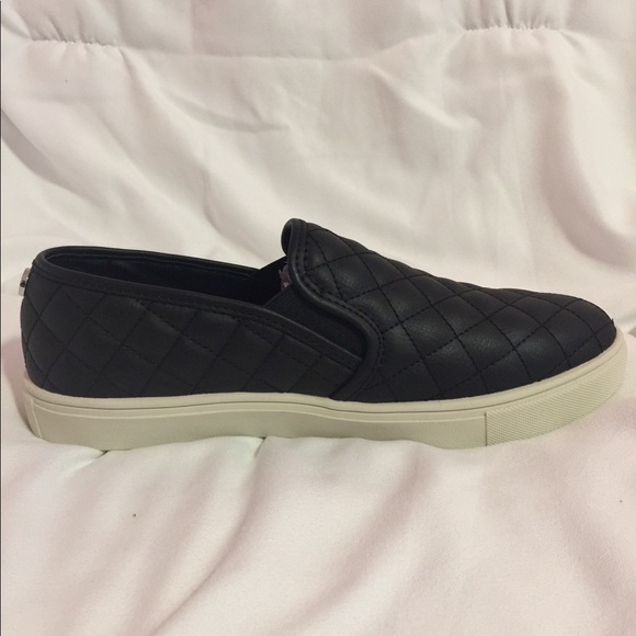 New- Size 8 Steve Madden Ecentrcq Black Slip Ons - Picture 6 of 8